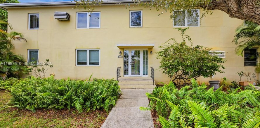 Condo in Miami, Florida, 2 bedrooms  № 2063556