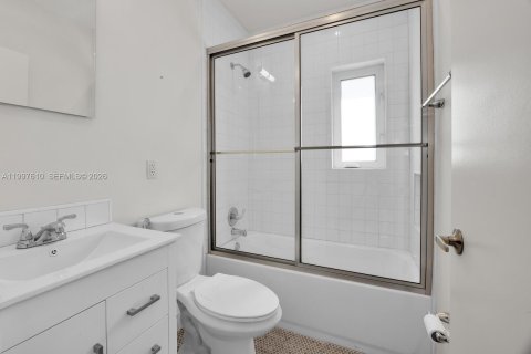 Condo in Miami, Florida, 2 bedrooms  № 2063556 - photo 11