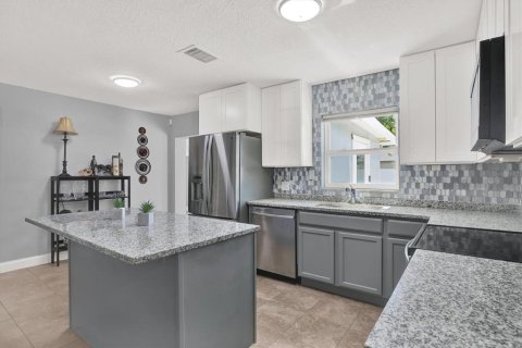 House in Tampa, Florida 4 bedrooms, 156.26 sq.m. № 1843872 - photo 3