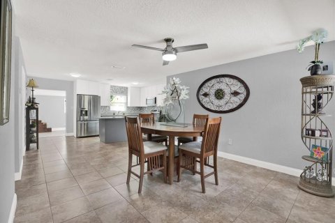 House in Tampa, Florida 4 bedrooms, 156.26 sq.m. № 1843872 - photo 6