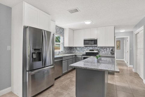 House in Tampa, Florida 4 bedrooms, 156.26 sq.m. № 1843872 - photo 2
