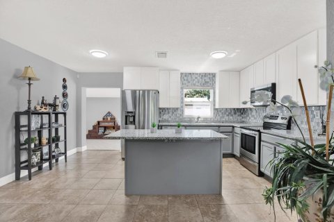 House in Tampa, Florida 4 bedrooms, 156.26 sq.m. № 1843872 - photo 4