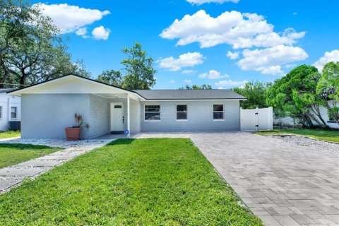 House in Tampa, Florida 4 bedrooms, 156.26 sq.m. № 1843872 - photo 1