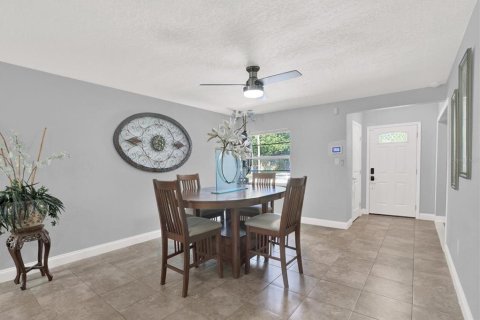 House in Tampa, Florida 4 bedrooms, 156.26 sq.m. № 1843872 - photo 5