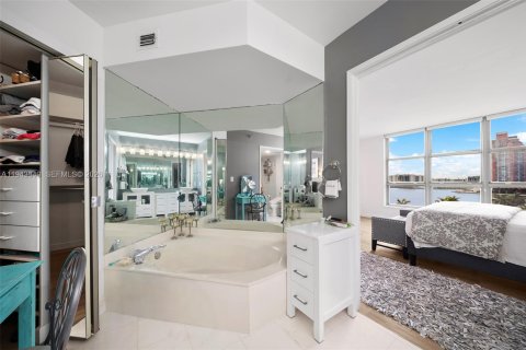 Condo in Aventura, Florida, 3 bedrooms  № 2001014 - photo 23