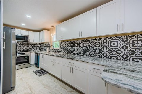 House in New Port Richey, Florida 2 bedrooms, 123.1 sq.m. № 1784862 - photo 12