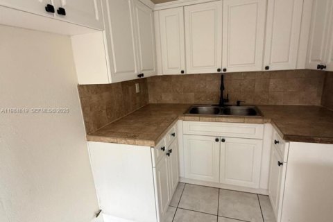 Купить виллу или дом в Хомстед, Флорида 4 спальни, 107.4м2, № 2048433 - фото 23