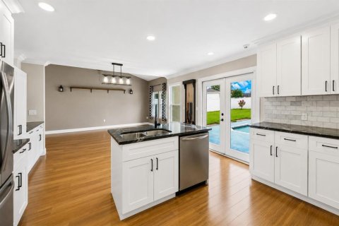 House in Orlando, Florida 4 bedrooms, 219.99 sq.m. № 2291109 - photo 17