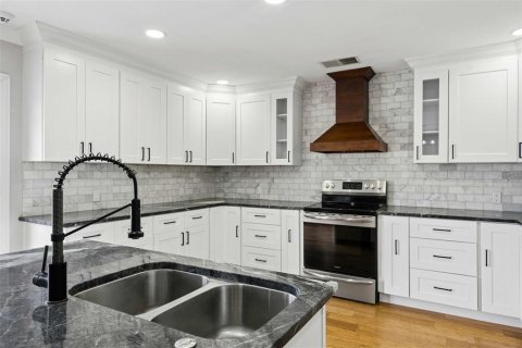 House in Orlando, Florida 4 bedrooms, 219.99 sq.m. № 2291109 - photo 15