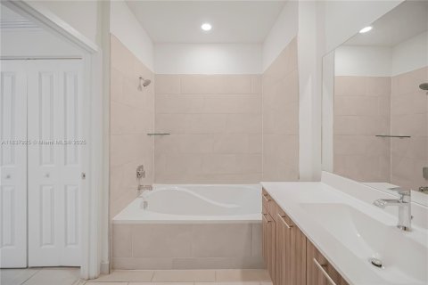 Condominio en venta en Doral, Florida, 1 dormitorio, 68.56 m2 № 1828717 - foto 7