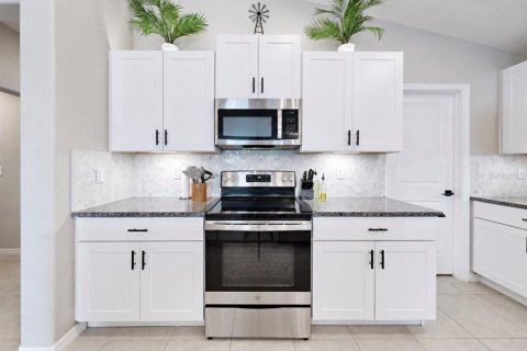 House in Ruskin, Florida 4 bedrooms, 226.59 sq.m. № 2390932 - photo 14