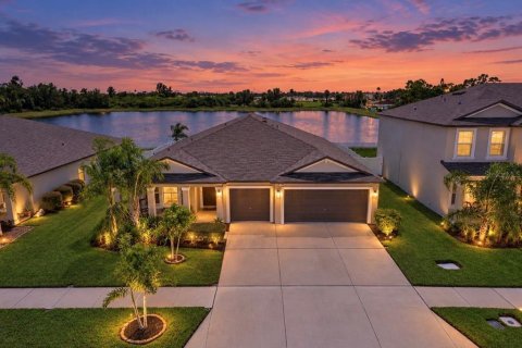 House in Ruskin, Florida 4 bedrooms, 226.59 sq.m. № 2390932