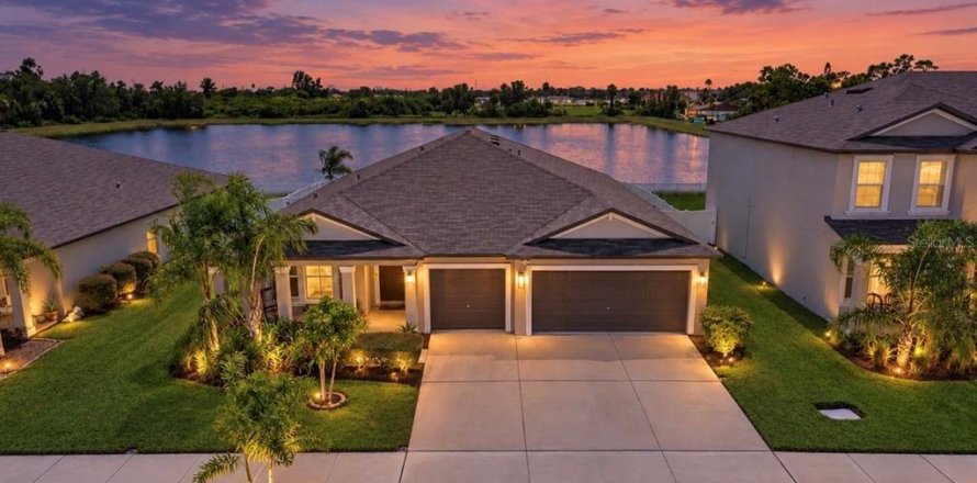 House in Ruskin, Florida 4 bedrooms, 226.59 sq.m. № 2390932