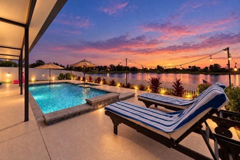 House in Ruskin, Florida 4 bedrooms, 226.59 sq.m. № 2390932 - photo 5