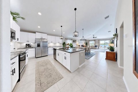 House in Ruskin, Florida 4 bedrooms, 226.59 sq.m. № 2390932 - photo 13