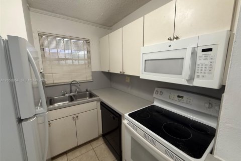 Copropriété à louer à Miami, Floride: 2 chambres, 83.61 m2 № 2168799 - photo 2
