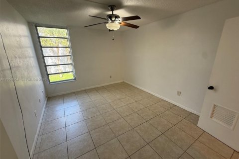 Copropriété à louer à Miami, Floride: 2 chambres, 83.61 m2 № 2168799 - photo 6