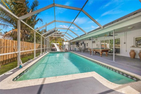 House in Cutler Bay, Florida 3 bedrooms, 120.49 sq.m. № 2043218 - photo 9