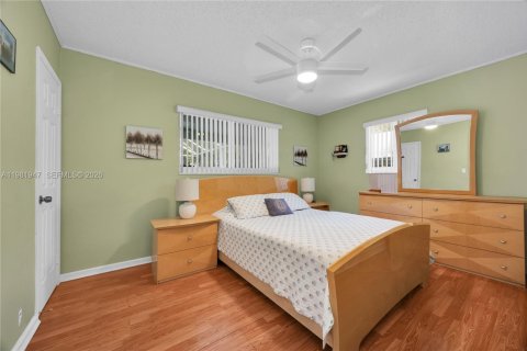 House in Cutler Bay, Florida 3 bedrooms, 120.49 sq.m. № 2043218 - photo 13