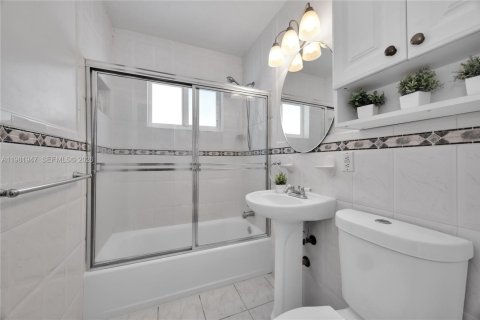 House in Cutler Bay, Florida 3 bedrooms, 120.49 sq.m. № 2043218 - photo 17