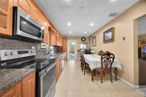 House in Cutler Bay, Florida 3 bedrooms, 120.49 sq.m. № 2043218 - photo 4