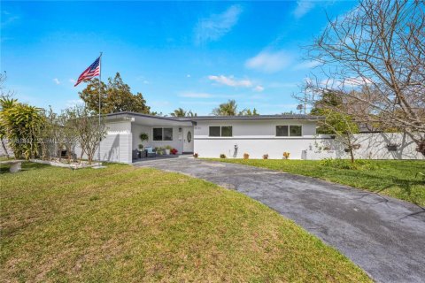 House in Cutler Bay, Florida 3 bedrooms, 120.49 sq.m. № 2043218 - photo 2