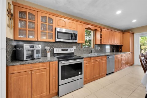 House in Cutler Bay, Florida 3 bedrooms, 120.49 sq.m. № 2043218 - photo 3