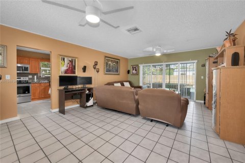 House in Cutler Bay, Florida 3 bedrooms, 120.49 sq.m. № 2043218 - photo 5