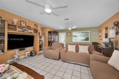 House in Cutler Bay, Florida 3 bedrooms, 120.49 sq.m. № 2043218 - photo 6