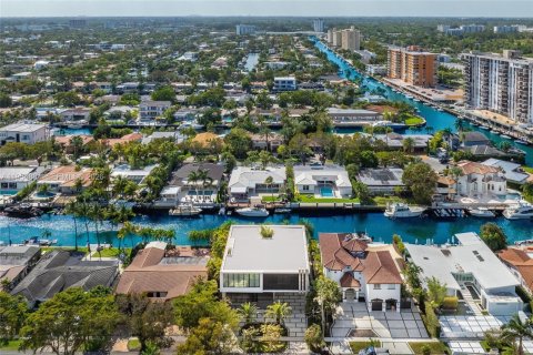 Villa ou maison à vendre à North Miami, Floride: 6 chambres, 555.37 m2 № 2010860 - photo 1