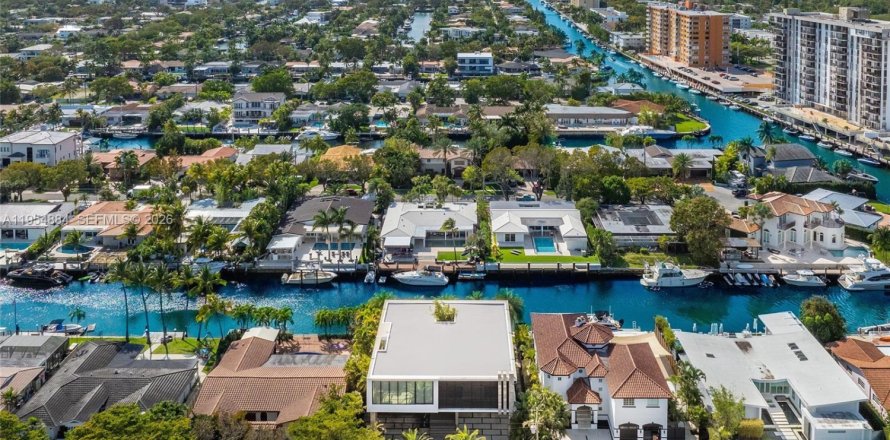 Villa ou maison à North Miami, Floride 6 chambres, 555.37 m2 № 2010860