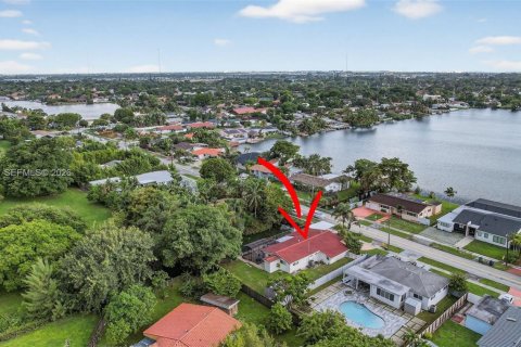 Casa en alquiler en Miami, Florida, 3 dormitorios, 165.74 m2 № 1995128 - foto 1