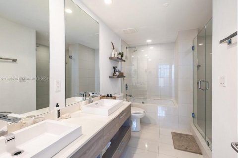 Condo in Miami, Florida, 3 bedrooms  № 1865669 - photo 17