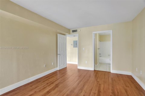 Condo in Oakland Park, Florida, 2 bedrooms  № 2003005 - photo 9