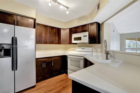 Condo in Oakland Park, Florida, 2 bedrooms  № 2003005 - photo 2