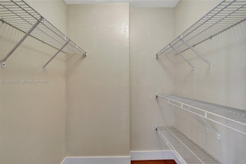 Condo in Oakland Park, Florida, 2 bedrooms  № 2003005 - photo 13