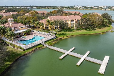 Condo in Oakland Park, Florida, 2 bedrooms  № 2003005 - photo 19