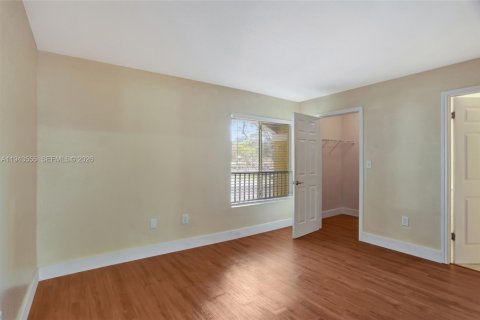 Condo in Oakland Park, Florida, 2 bedrooms  № 2003005 - photo 11