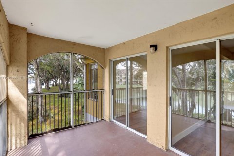 Condo in Oakland Park, Florida, 2 bedrooms  № 2003005 - photo 15