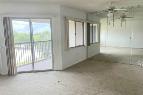 Condo in Pembroke Pines, Florida, 1 bedroom  № 1832239 - photo 11