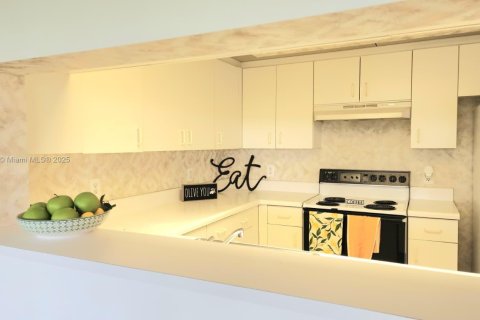 Condo in Pembroke Pines, Florida, 1 bedroom  № 1832239 - photo 5
