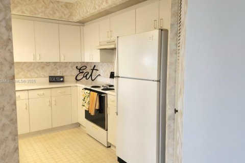 Condo in Pembroke Pines, Florida, 1 bedroom  № 1832239 - photo 6