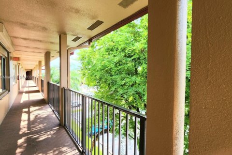 Condo in Pembroke Pines, Florida, 1 bedroom  № 1832239 - photo 1