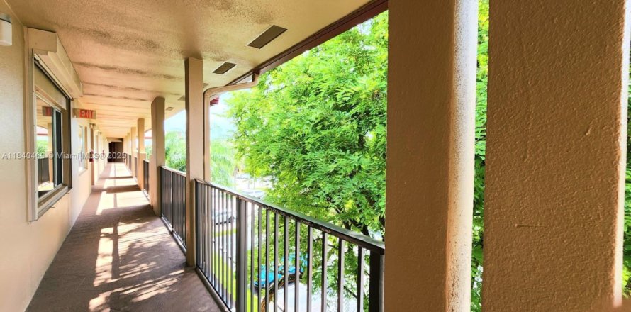 Condo in Pembroke Pines, Florida, 1 bedroom  № 1832239