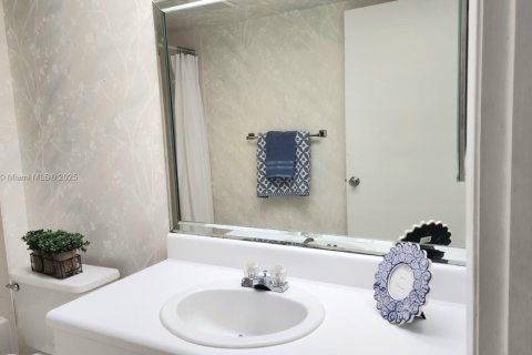 Condo in Pembroke Pines, Florida, 1 bedroom  № 1832239 - photo 14
