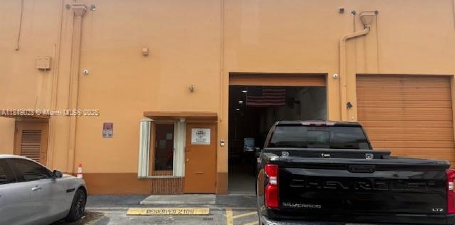Immobilier commercial à Hialeah, Floride № 1850611