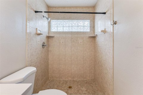 House in New Port Richey, Florida 3 bedrooms, 101.17 sq.m. № 1829182 - photo 24