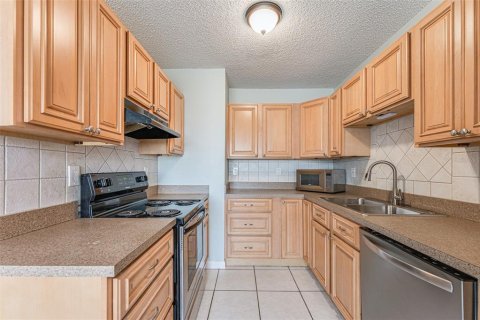 House in New Port Richey, Florida 3 bedrooms, 101.17 sq.m. № 1829182 - photo 16