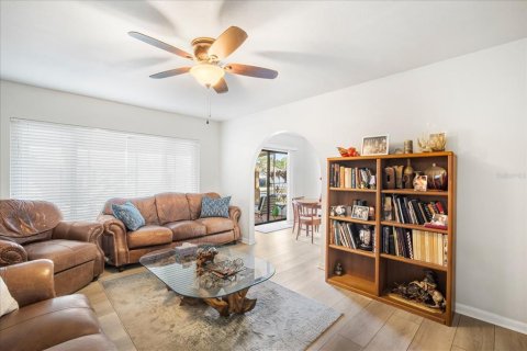 House in Valrico, Florida 4 bedrooms, 159.14 sq.m. № 2151705 - photo 5