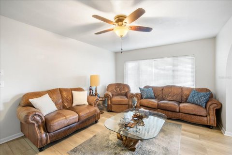House in Valrico, Florida 4 bedrooms, 159.14 sq.m. № 2151705 - photo 4